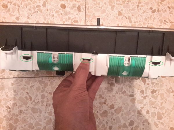 Step 02: retaining tabs bottom (3)
push down on the 3 retaining tabs on the bottom (best start on the side) to remove the transparent cover
