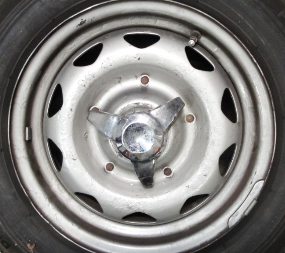 1967_Lotus_Elan_wheel_with_hub_smaller.jpg