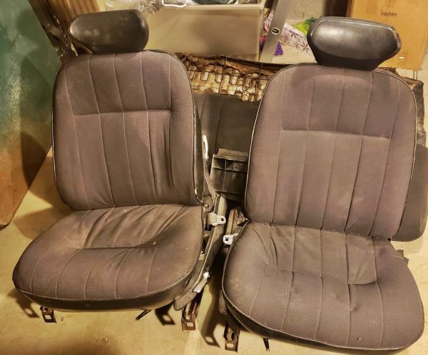 front_seats_-_good_to_pretty_good_condition.jpg